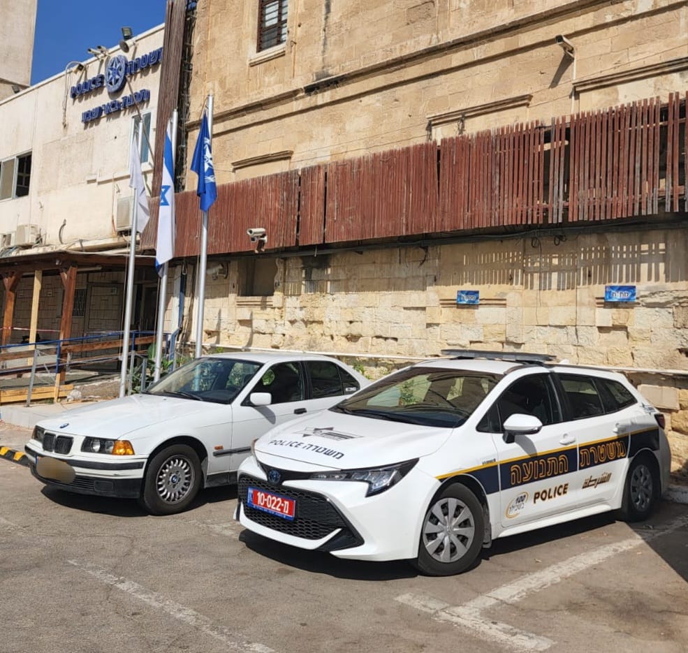 רכבו של החשוד, בתחנת המשטרה (צילום: משטרת ישראל)